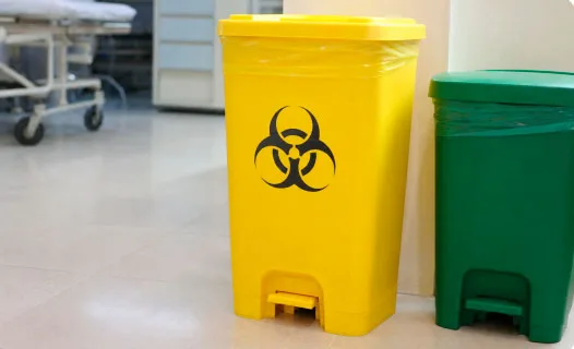 Caixa de descarte de resíduos infectantes com símbolo de risco biológico